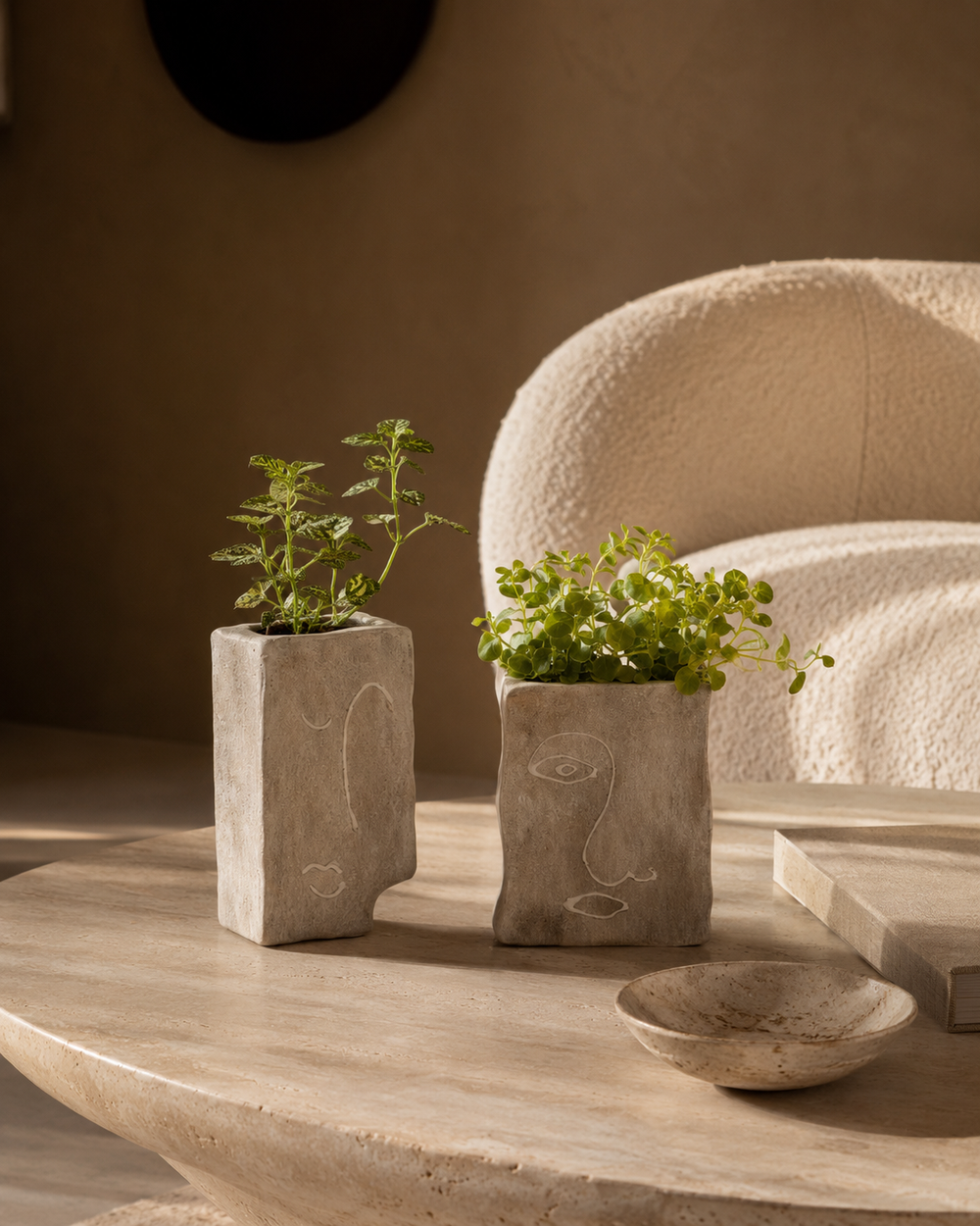 La Muse — Vase en terre cuite brute